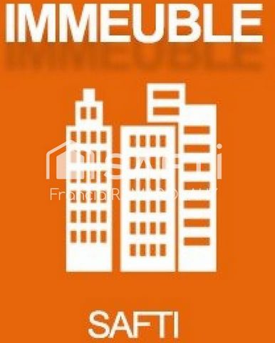 Immeuble en plein centre de Gorron , composé d'un local commercial : 83 m² au rez de chaussée et 37 m² à l'étage, ainsi que d'un appartement T3 de 46 m² avec 2 chambres.