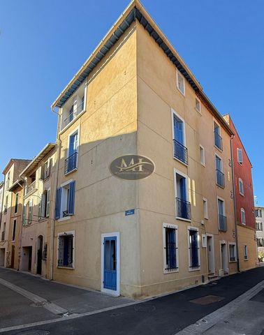 Dans le coeur historique et recherché du quartier de l'Ile à Martigues, venez découvrir cet immeuble de caractère alliant authenticité et modernité. Entièrement entretenu, il se compose de trois logements indépendants : - Deux appartements T2, lumine...