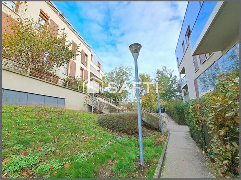 Appartement de 2017 avec grande terrasse et 3 parkings (boxables) en sous-sol.