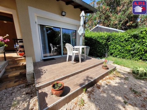 Dans un quartier calme et résidentiel de Cazères, venez découvrir ce studio MEUBLE situé au RDC d'une maison avec jardin arboré. L'appartement se compose d'une terrasse privative à l'avant, d'une pièce avec coin cuisine, d'un WC et d'une salle d'eau....