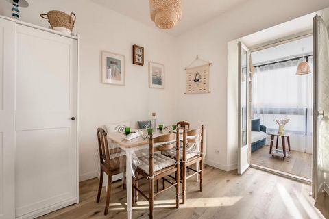 In het hart van het pittoreske stadje Le Croisic nodigt dit charmante appartement u uit om de serene schoonheid van de Atlantische kust te ervaren. Dankzij de toplocatie nabij de bruisende haven, wordt u ondergedompeld in de levendige sfeer van deze ...