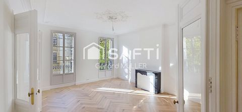 T5 de 160m², traverssant, très lumineux, au 1er étage avec ascenseur, climatisé, avec cave.