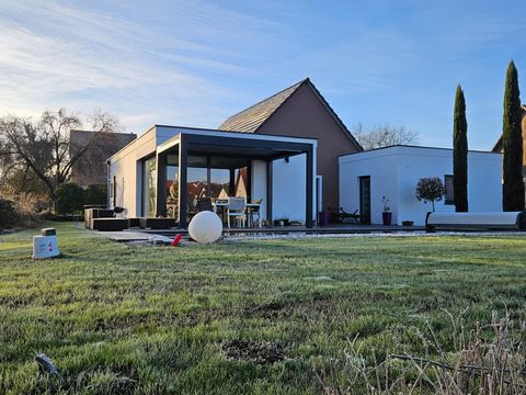Maison contemporaine avec pergola et piscine.