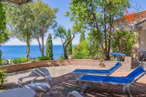 A pochi passi dalle spiagge di Barabarca e degli Stecchi, due delle gemme più nascoste e affascinanti dell’isola d’Elba, vi proponiamo una villa che incarna l’autenticità toscana e il piacere della vita vista mare. Questa dimora si distingue per il s...