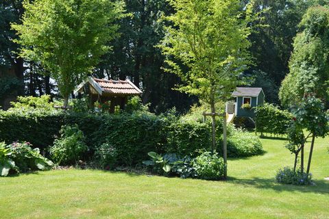 Dieses schöne Landhaus liegt auf dem Gelände eines gepflegten Hofes in Holthaus, einem Ortsteil der Gemeinde Lindern im Oldenburger Münsterland. Nehmen Sie sich Zeit, einfach einmal die Seele baumeln zu lassen, um vom hektischen Alltag zu entspannen....