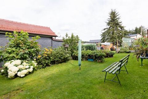 Diese Ferienwohnung liegt in der ersten Etage eines gepflegten Hauses in Altenfeld in Thüringen. Ein kleiner Garten mit Sitzecke lädt zum Verweilen ein. Hier können Sie nach einem aktiven Urlaubstag entspannen oder bei einer gemütlichen Grillrunde zu...