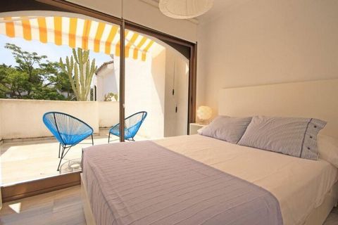 Preciosa Casa con capacidad para 7 personas, tiene 2 habitaciones con baño ensuite, y aire acondicionado está situado en el distrito de Elviria, en Marbella, a 50 metros de la playa más cercana. El apartamento se halla a 1,8 km de Funny Beach y a 6 k...