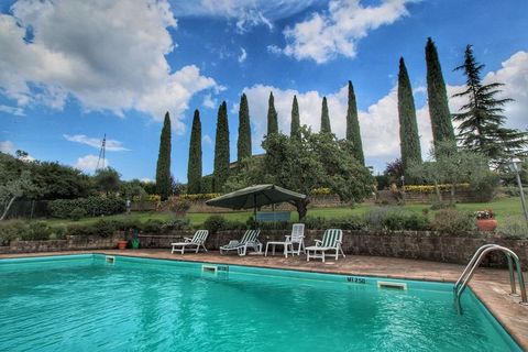 Villa La Palazzeta is een natuurstenen villa op een ideale locatie in het midden van Italië, op de grens van drie regio's Umbrië, Toscana en Lazio. Het is gelegen op een grondstuk van 6 hectare grond met olijfbomen en wijngaarden. In de ruime tuin me...