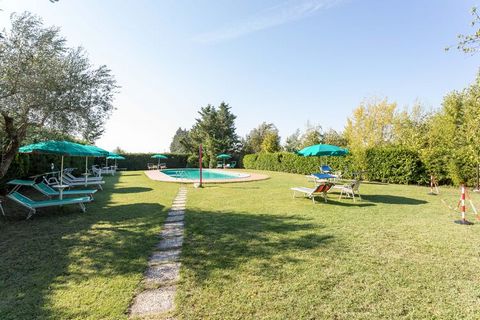 Located in Tuoro sul Trasimeno, this apartment has 2 bedrooms and a living/bedroom which can host 4 people easily. A beautiful swimming pool with deckchairs for rejuvenation is available. The place is ideal for a family or a group. The town centre of...