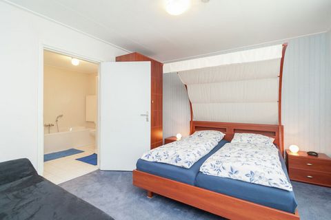 Im Angerdorf Exloo, im Osten der Provinz Drenthe, liegt diese komfortabel eingerichtete Gruppenunterkunft. Die Wohnung verfügt über Schlafzimmer mit jeweils eigenem Badezimmer, einen Aufenthaltsraum mit Ess- und Sitzbereich sowie eine Profiküche mit ...