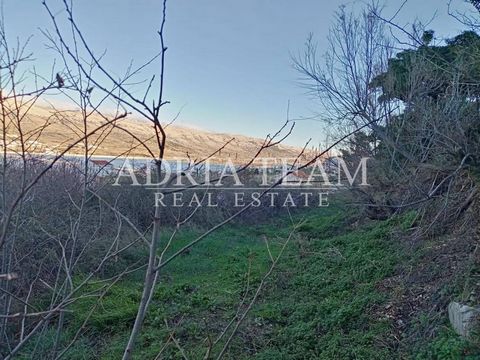 Building land of 833 m2 for sale in the municipality of Pag, town Pag. The terrain is rectangular in shape and has a beautiful view of the entire Bay of Pag. The terrain is located near the beach Prosika. The infrastructure is up to the field. The la...