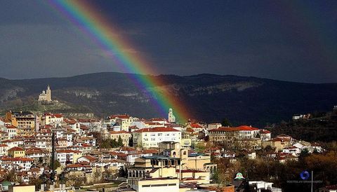 VICTORIA IMOTI ofrece una tienda en el centro de Veliko Tarnovo, que consta de casi 700 metros cuadrados, incluyendo un área comercial, oficina, WC, espacio de almacenamiento. Hay ventanas grandes. También en serio interés y deseo-existe la posibilid...