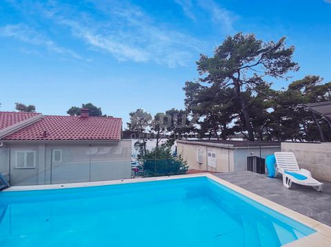 Lošinj - Dom apartamentowy z basenem i jacuzzi, pierwszy rząd do morza Ten piękny wolnostojący dom z sześcioma apartamentami znajduje się w pierwszym rzędzie do morza na wyspie Lošinj. Ma około 250 m2 podzielony na dwa piętra i ogród o powierzchni ok...