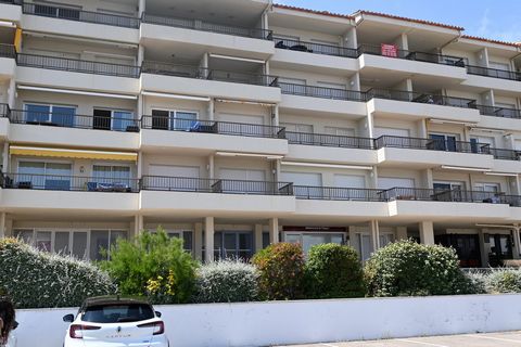 On the 4th and last floor (with elevator), beautiful transversal apartment and composed of an entrance hall, living room / living room, kitchen, terrace overlooking the port and the bay of Rosas, 2 bedrooms, balcony, bathroom. Private parking space i...
