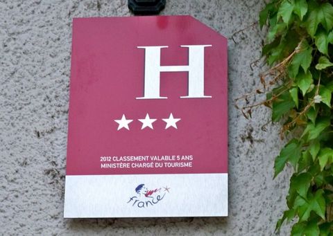 Coté d'Azur, trés bel hotel trois étoiles de 18 chambres. En coeur de ville CA en forte progression ces deux dernières années. Activité à l'année. Séminaires, tourisme, professionnels, parking, grand jardin , terrasse. possibilité d'agrandissement. R...