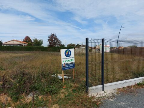 My real estate company offers you a serviced building plot of 597 m2 in subdivision in the town of VENDRENNES near town center, selling price 47500 euros agency fees included. Advertisement written by an agent . - Advertisement written and published ...