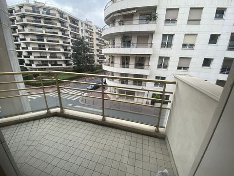 RESIDENCE WITH SERVICES FOR SENIORS - LEVALLOIS-PERRET On the 2nd floor of the residence, two-room apartment with large balcony. Entrance, living room, separate kitchen, shower room, bedroom, bathroom, separate toilet. Many closets. The apartment is ...