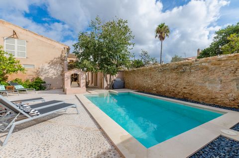 Welcome to this impressive and traditional town house in Llucmajor, with private pool and space for 6+ 2 guests. The exterior area of this beautiful town house will provide you with an unforgettable holiday. It boasts a wonderful salt water pool -siz...