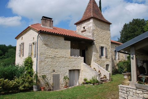 In the heart of Quercy, Lot department, on the heights, quiet without nuisance, in a charming hamlet with a few authentic houses is this beautiful estate with large dwelling house, guest house, terraces and swimming pool on a plot of 5600 m2. 30 minu...