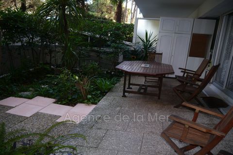 In a quiet area, residence with swimming pool, pleasant and spacious two-room apartment on the ground floor. Apartment that can accommodate 4 people, including: a living room opening onto the terrace and garden, a bedroom with a double bed, a fully e...