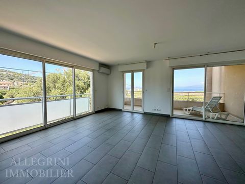 On one level, bright and well arranged, this property enjoys a beautiful view of the sea. In a quiet residence and a few minutes walk from the city center of Ile-Rousse, this apartment of about 81.85 m2 is composed as follows: An entrance, A separate...