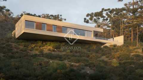 Lucas Fox presents one of the most avant-garde houses with the most advanced architecture soon under construction in the El Bosque development , Valencia. This property has an incredible architecture with artistic elements and spaces of great beauty,...