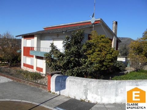 Imposing and majestic house right in the center of Alvaiazere. This house is located right in the center of Vila de Alvaiazere, where you can find everything you need for your day to day life, such as Banks, Schools, Health Centre, Supermarkets, Rest...