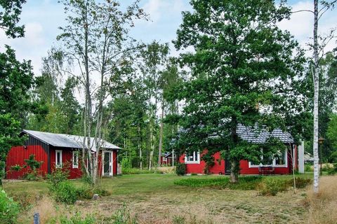 In der Nähe von Vittsjös Landschaft mit vielen Seen und unberührter Natur findet man, auf einem Waldgrundstück in einer ruhigen Wohngegend, dieses 2020 renovierte Ferienhaus. Es hat eine gute Raumaufteilung und ist hell und freundlich eingerichtet, m...