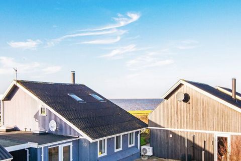 Dieses 2008 komplett renovierte Ferienhaus zeichnet sich durch seinen gut durchdachten Grundriss aus. Darüber hinaus hat es eine einmalige Lage: nur 50 m vom Ringkøbing Fjord. Sowohl vom Wohnzimmer mit Essplatz als auch vom 1. Stock haben Sie einen h...