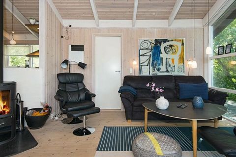 Chalet avec bain tourbillon et sauna ainsi que grande salle commune et cuisine/salon combiné avec coin repas. Il y a de hauts plafonds avec de grandes fenêtres panoramiques, qui offrent une belle lumière. La vue sur Ebeltoft Vig signifie également qu...