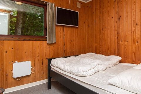 Ferienhaus in attraktiver Lage, im landschaftlich reizvollen und kinderfreundlichen Resort Arrild Ferieby. Das gut eingerichtete Ferienhaus hat eine Eingangsdiele mit Zugang zu drei Schlafzimmern mit je einem Doppelbett und TV. Zudem Bad mit Dusche u...