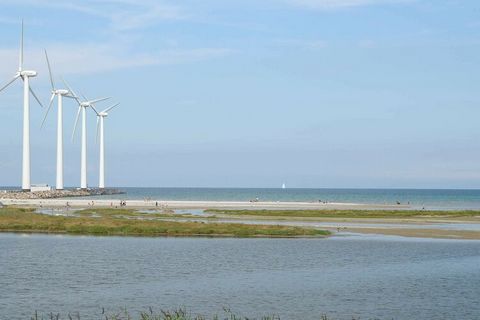 Maison de vacances avec vue sur la mer depuis le premier étage près du port de Bønnerup. La maison est construite dans les meilleurs matériaux et apparaît dans un style très moderne. Il y a des téléviseurs dans toutes les chambres et au sous-sol il y...