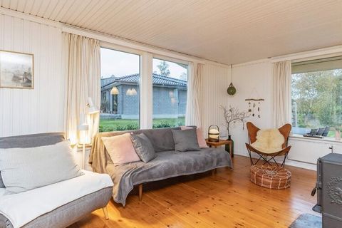 Bei Stokkebæk Strand, etwa 2 km von Bøsøre, finden Sie dieses Ferienhaus mit Badezuber im Außenbereich sowie eigener Strandlinie und herrlichem Panoramaausblick bis zum Wasser im Großen Belt. Zur Verfügung stehen insgesamt drei Schlafzimmer, eines da...