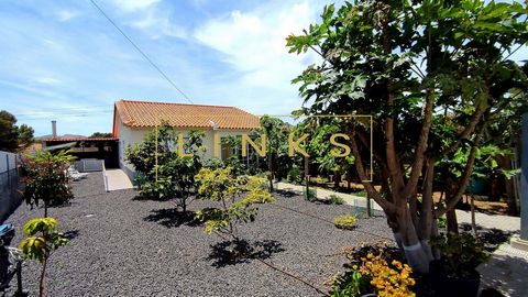 We present this excellent 3+1 bedroom single storey villa located on the island of Porto Santo This single storey house consists of: - 3 bedrooms, one of them with a suite - 2 bathrooms - Kitchen with storage room and a living room. It has a great ba...