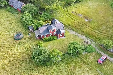 Welcome to a high-rise house in the deep beech forest on the border with Skåne. Here is time for recovery and quality time in the natural garden which is surrounded by horse pastures. Here is the opportunity to disconnect from everyday stress with a ...