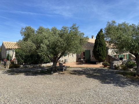 On the heights of Salses le Chateau, the first village at the gates of the Catalan country, you will discover a property of 4.8ha of olive trees, almond trees and scrubland which houses a stone farmhouse of 271 m² of living space. This old sheepfold ...