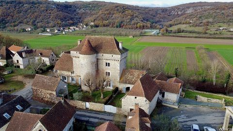 Overlooking the Lot valley, this magnificent medieval castle of Camboulan dating from the 13th century, classified as a historical monument in 1995, is located on the Aveyron coast in the town of Ambeyrac, 15 minutes from Cajarc and Figeac. It will c...