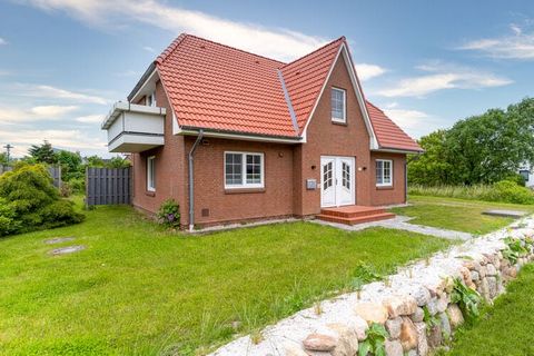 Cet appartement de vacances au rez-de-chaussée, fraîchement rénové, séduit par son aménagement de bon goût et intemporel et offre à ses hôtes un maximum de repos. L'emplacement est parfait et la belle et longue plage de la mer du Nord n'est qu'à une ...