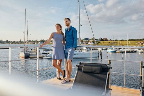 Immerse yourself in a romantic holiday for two or relax with your loved ones in gently swaying waves. This cozy stationary houseboat is a floating holiday home (no license required). It is at its permanent berth in Denmark on the Flensburg Fjord. The...