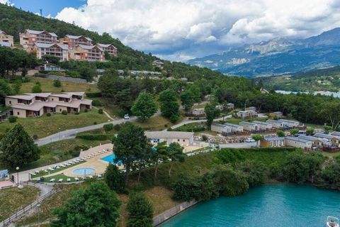 Położony bezpośrednio nad jeziorem Serre-Ponçon, ten kompleks wakacyjny oferuje wszystko, czego dusza zapragnie. W całym obiekcie znajduje się łącznie 98 jednostek mieszkalnych, w tym 50 domów mobilnych i 48 apartamentów (FR-05230-0901 i FR-05230-090...