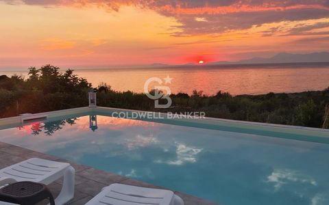 Splendid Sea View Villa with Swimming Pool and Exclusive Comforts just minutes from Agropoli. This charming cottage for sale offers a unique opportunity to experience coastal luxury with breathtaking sea views. The independent entrance welcomes resid...