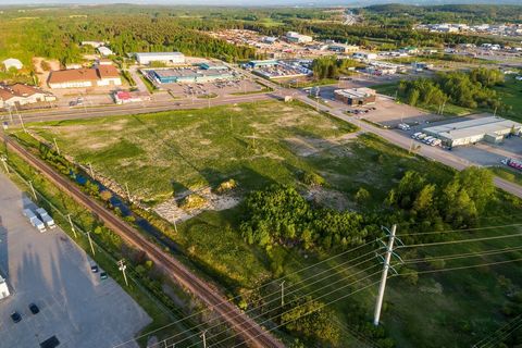 Unik affärsmöjlighet i Saguenay! Zonindelad kommersiell mark med extraordinär potential för att genomföra dina kommersiella fastighetsprojekt! Webbplatsen erbjuder dig utmärkt utvecklingspotential! Med en yta på 320 333,98 kvadratmeter finns det mång...