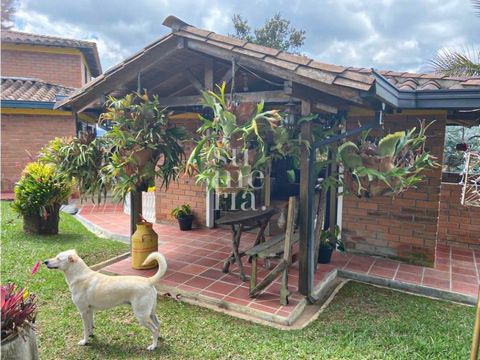 If you want to surround yourself with tranquility and nature, this is the ideal finca. The first level provides us with a living and dining room with fireplace, kitchen, social bathroom and two bedrooms, laundry area, utility room, dollhouse adaptabl...