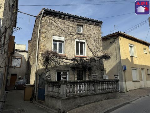 FOIX Detached house on the heights of Foix. Composed of a living room, a dining room, a kitchen, four bedrooms and a bathroom, you can enjoy its roof terrace. Electric roller shutters, double glazing partly completed, new roof, connected to mains dra...