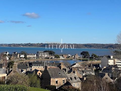 Perros-Guirec - Beautiful land View/Sea Between the Port and the City Center, in a quiet residential area, beautiful land of 2552 m² overlooking the Marina. The buildable part is 1300 m². Protected environment.