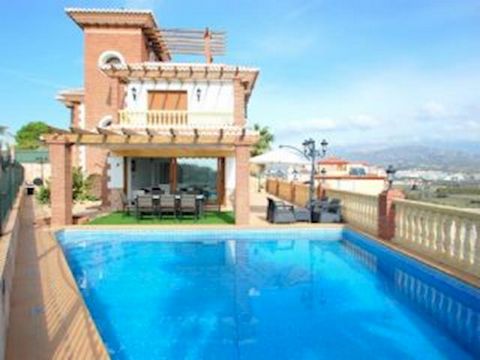 Situated within a few minutes drive of the bustling town of Velez Malaga and the seaside resort of Torre del Mar this property has stunning views down to the Mediterranean and up to the impressive Sierras. Set in a plot of 360 sq. m. this superb exam...