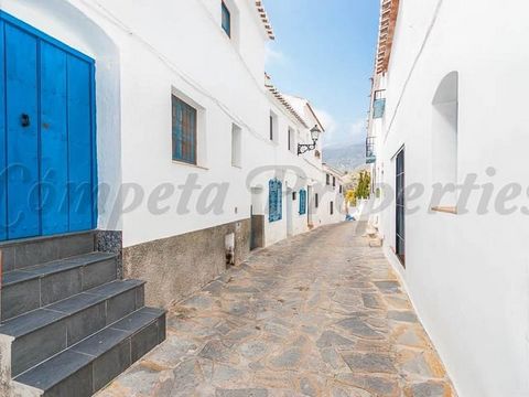 A recently renovated townhouse situated near the main square of Canillas de Albaida. This property comprises of an open plan lounge/dining room and a fully fitted kitchen on the ground floor. Stairs lead from the kitchen to the first floor where ther...