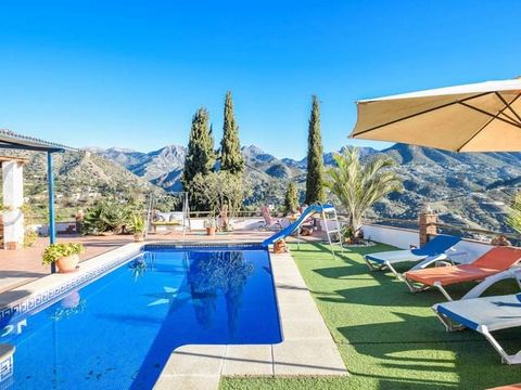 Maravillosa casa de campo de alquiler con piscina privada en España ubicada a 7 kilómetros del acogedor pueblo blanco de Torrox. Cuenta con unas fantásticas vistas a las montañas y al verde campo que rodea la propiedad, donde podrás disfrutar de la p...