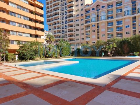 2 bedroom flat inserted in a condominium in Bairro do Rosário, prime area of Cascais, just a few minutes walk from the sea. In a very quiet residential area, the flat has a pleasant living room with 27m², 02 bedrooms, one of them en suite, and 01 gue...