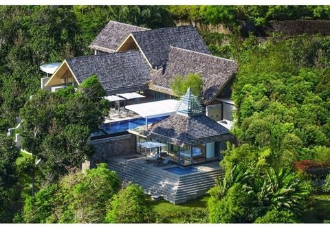 Elegante luxe villa te koop in Phuket ontworpen om deze tropische en natuurlijke locatie te vullen met een eigentijdse stijl en architectuur met schone minimale lijnen en vooral kwaliteit materialen. Deze waterkant onroerend goed te koop heeft aircon...